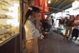 不穿裤子的妹子逛街