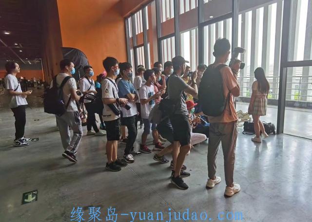 广州漫展再度上榜微博热搜，外围女装扮成JK，掀衣大尺度拍照