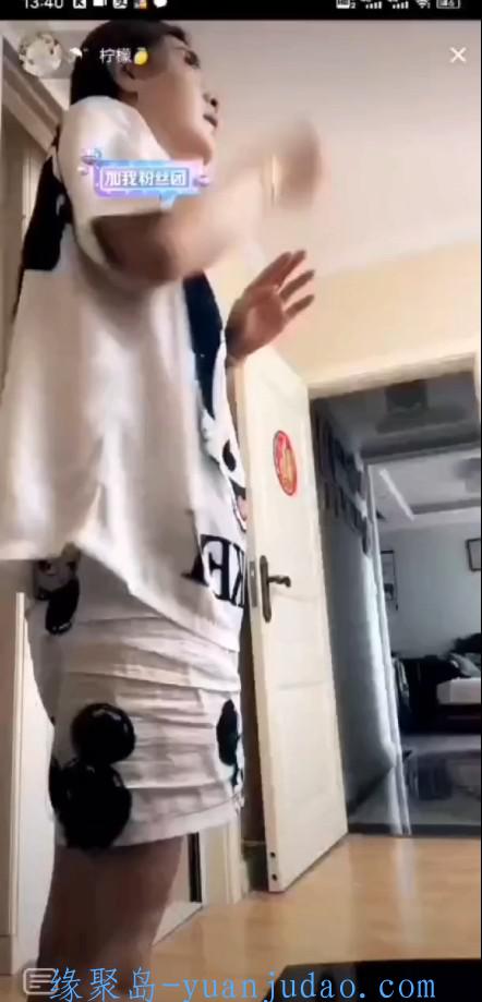 宝妈<strong>直播</strong>的时候不小心漏点了